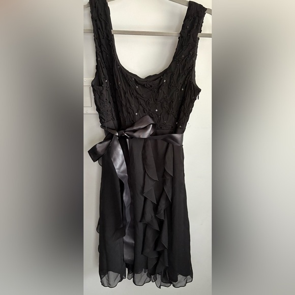 Tiana B. Dresses & Skirts - Elegant Black Sleeveless Dress